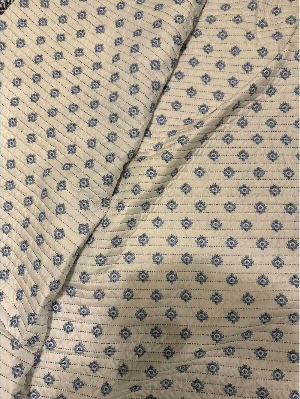 Freshhome Geometric reversible Blue and White Comforter Set with Sham: pre-owned